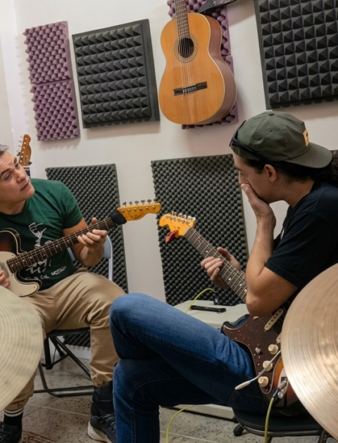 Escuela de música presencial y online para todo tipo de edades y niveles.