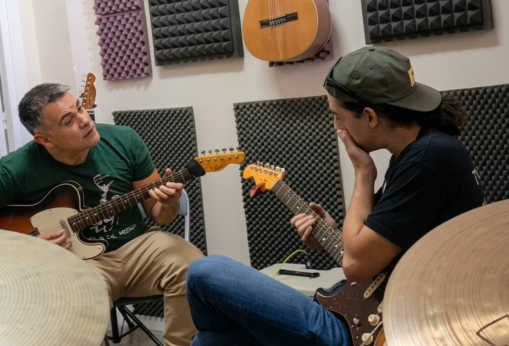 Escuela de música presencial y online para todo tipo de edades y niveles.