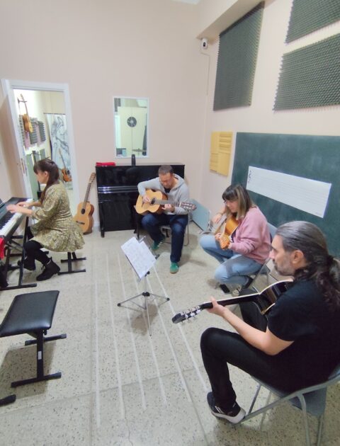 Escuela de música presencial y online para todo tipo de edades y niveles.