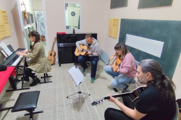 Escuela de música presencial y online para todo tipo de edades y niveles.