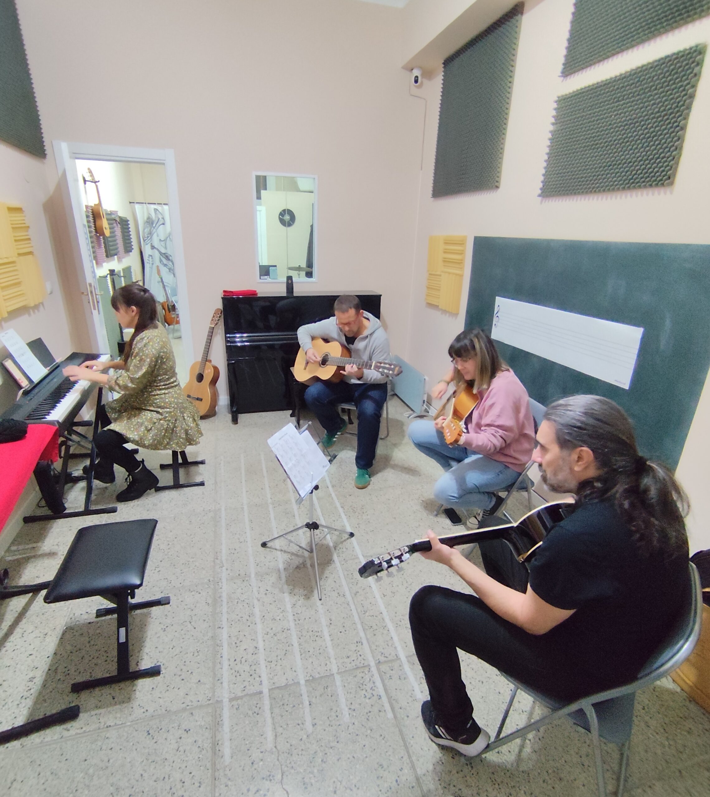 Escuela de música presencial y online para todo tipo de edades y niveles.