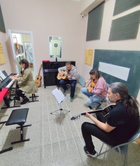 Escuela de música presencial y online para todo tipo de edades y niveles.